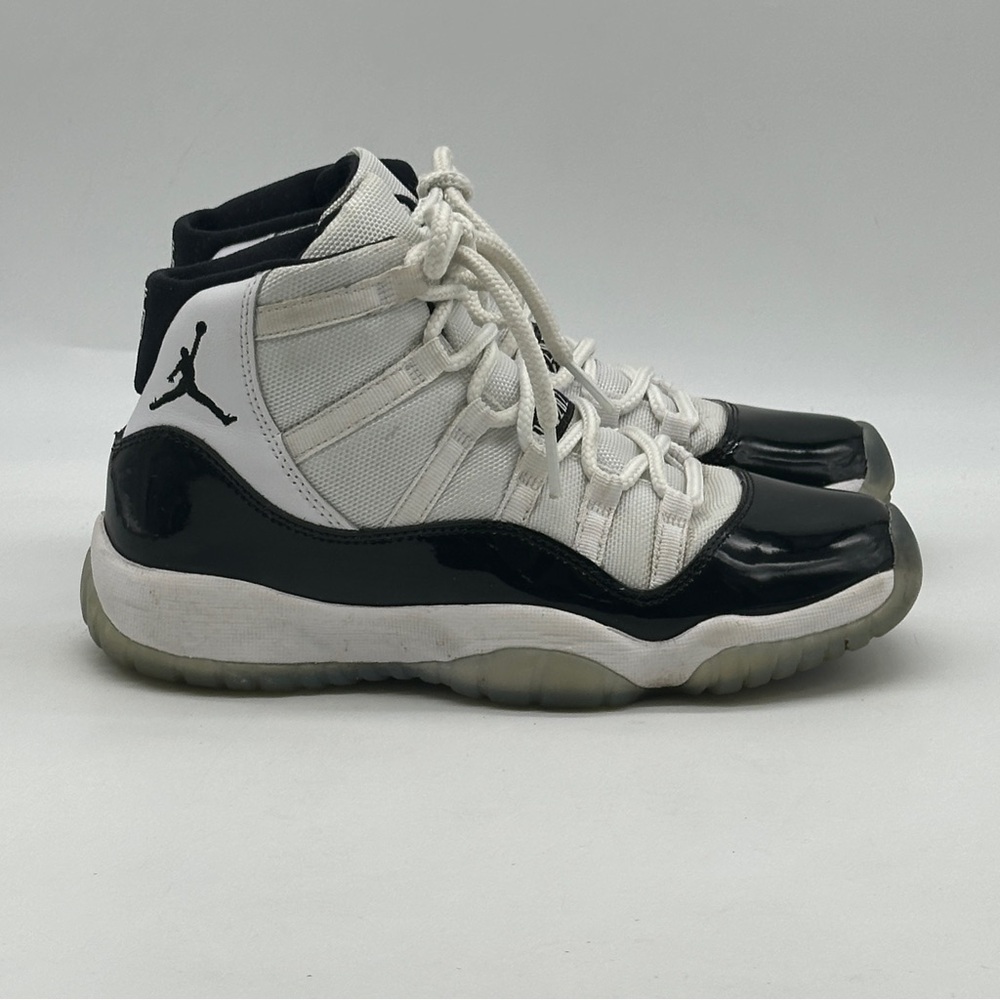 Jordan 11 Retro Concord Sneakers. Size 7.5